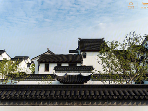 燕回平门里